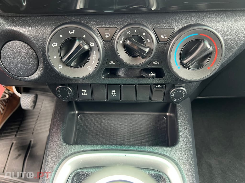 Toyota Hilux 2.4 D-4D 2WD CD Tracker