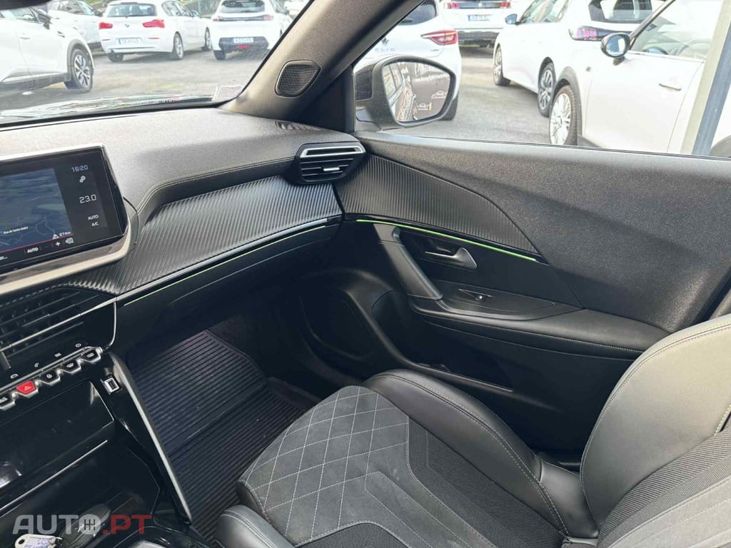 Peugeot 2008 1.2 PureTech GT EAT8