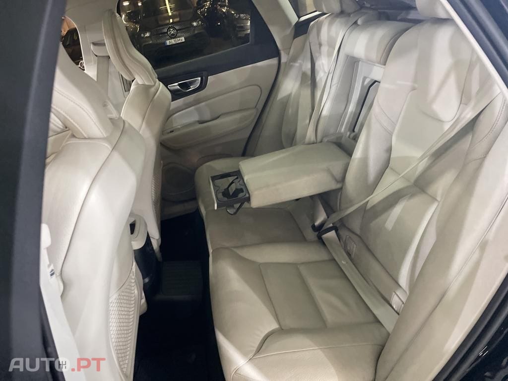 Volvo XC60 2.0 T6 PHEV Plus Dark AWD