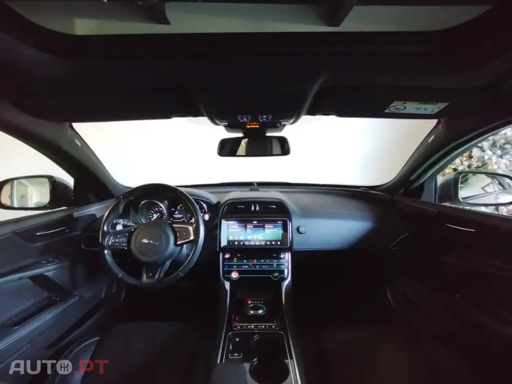 Jaguar XE 2.0 D R-Dynamic SE