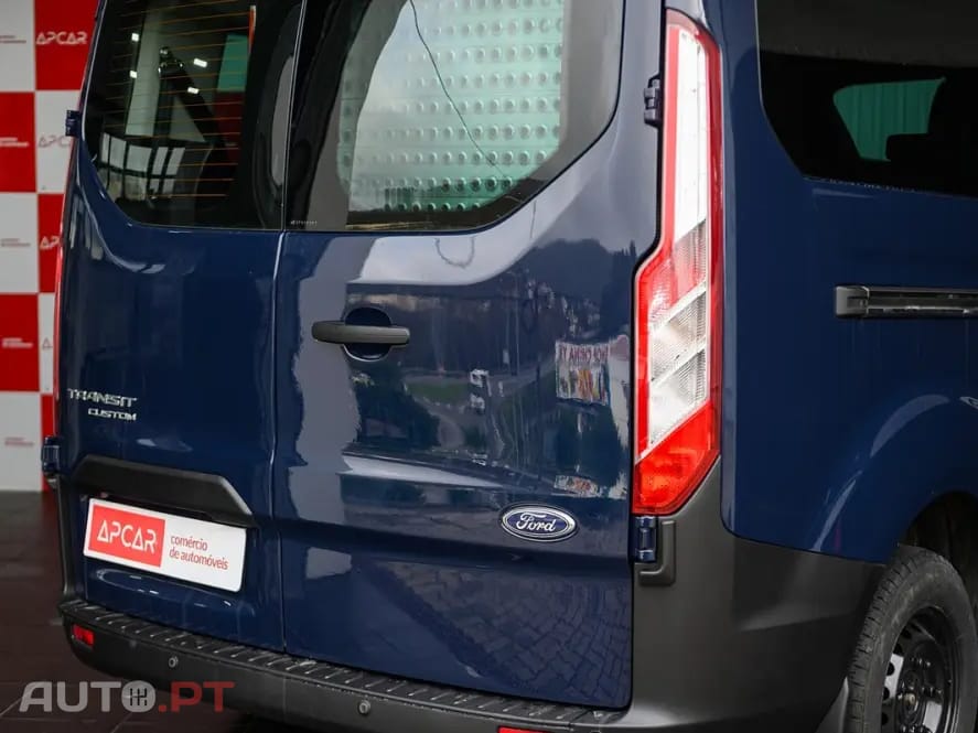 Ford Transit Custom Adaptada p/ 3 cadeiras de rodas