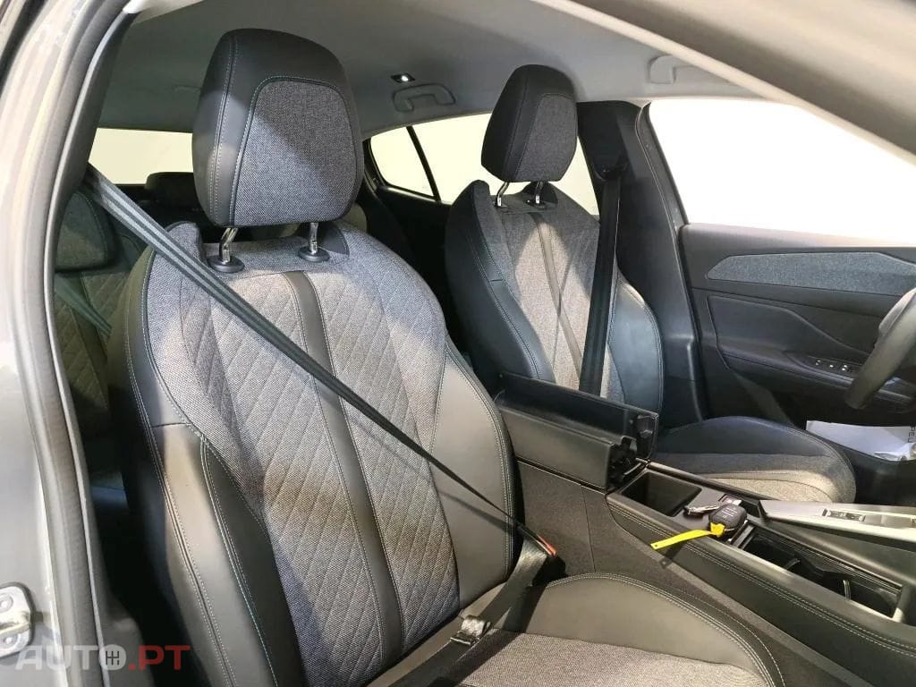 Peugeot 408 1.6 Hybrid Allure Pack e-EAT8