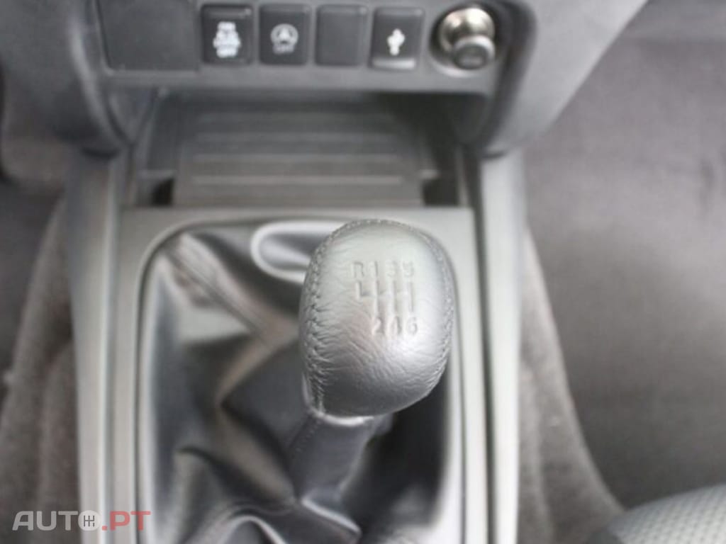 Mitsubishi L200 2.3 DI-D CD Invite 4WD I.V.A DEDUTÍVEL 
