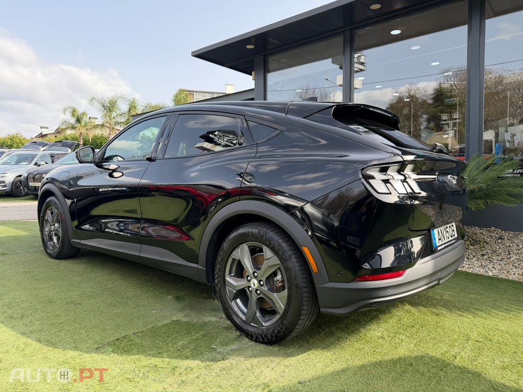 Ford Mustang Mach-E Alargada