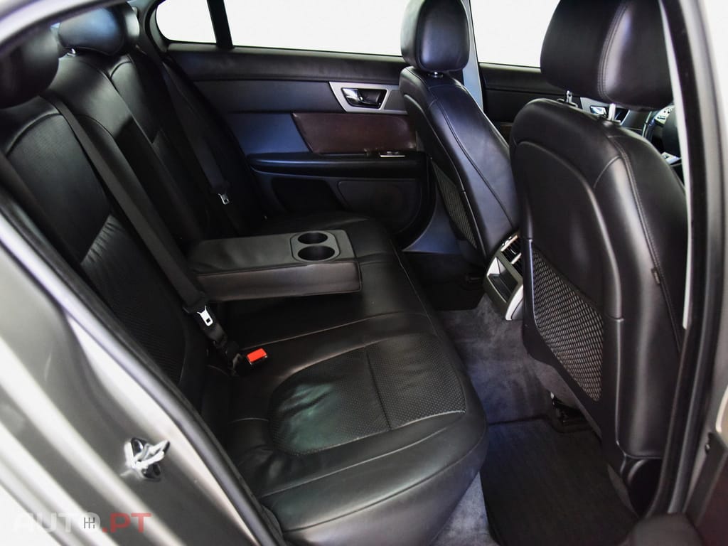 Jaguar XF 2.7 D V6 Luxury
