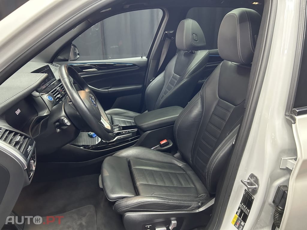 BMW iX3 Impressive Dark Shadow