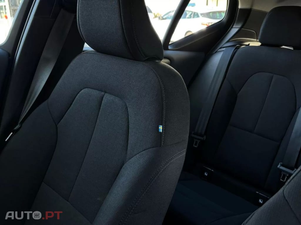 Volvo XC 40 1.5 T2 Momentum Core — fotografia 17