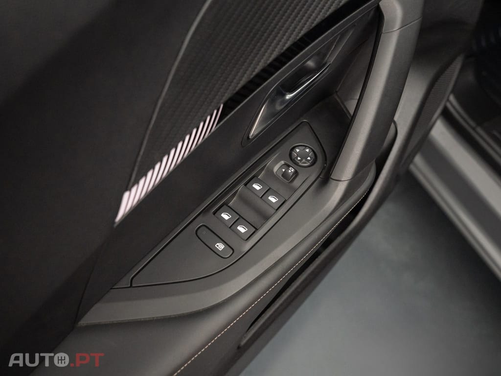 Peugeot 2008 1.2 Hybrid Allure e-DCS6