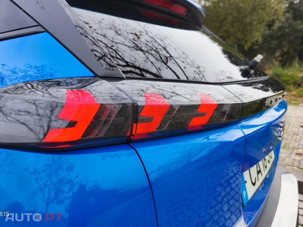 Peugeot E-2008 50 kWh Allure Pack