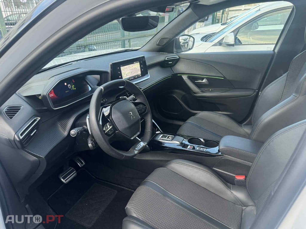 Peugeot 2008 1.2 PureTech GT EAT8
