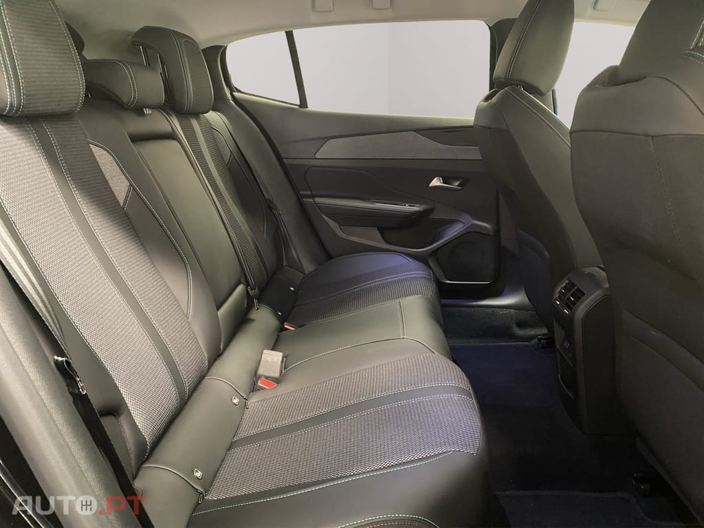 Peugeot 408 1.2 Hybrid Allure e-DCS6