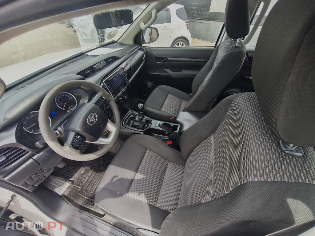 Toyota Hilux 2.4 D-4D 2WD CD