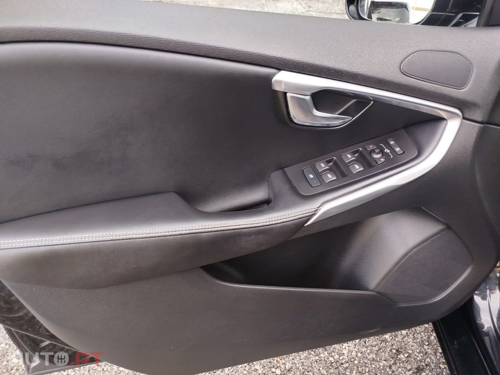 Volvo V40 2.0 D4 R-Design