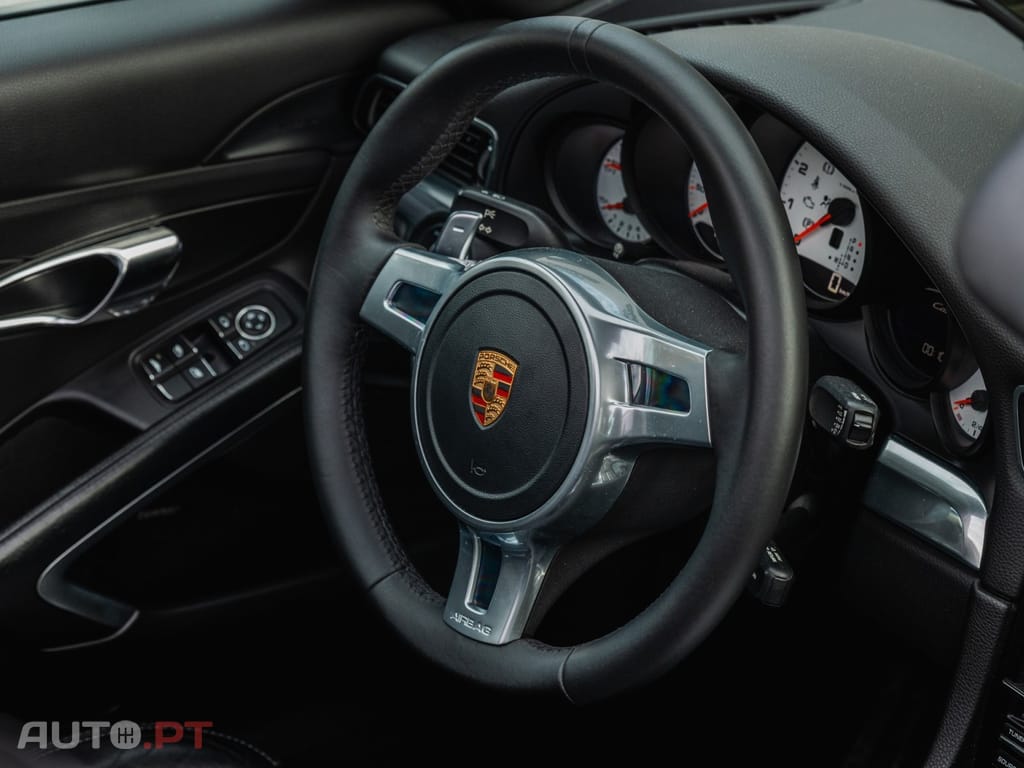 Porsche 911 Carrera 4 Cabriolet PDK Black Edition
