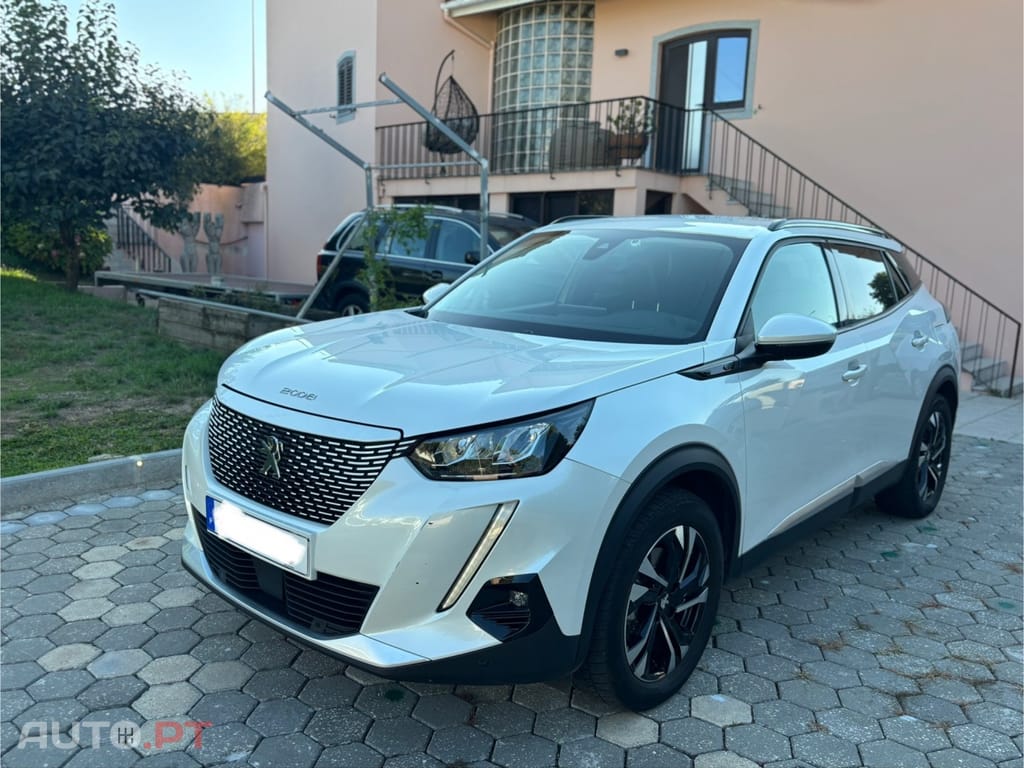 Peugeot E-2008 50 kWh Allure Pack