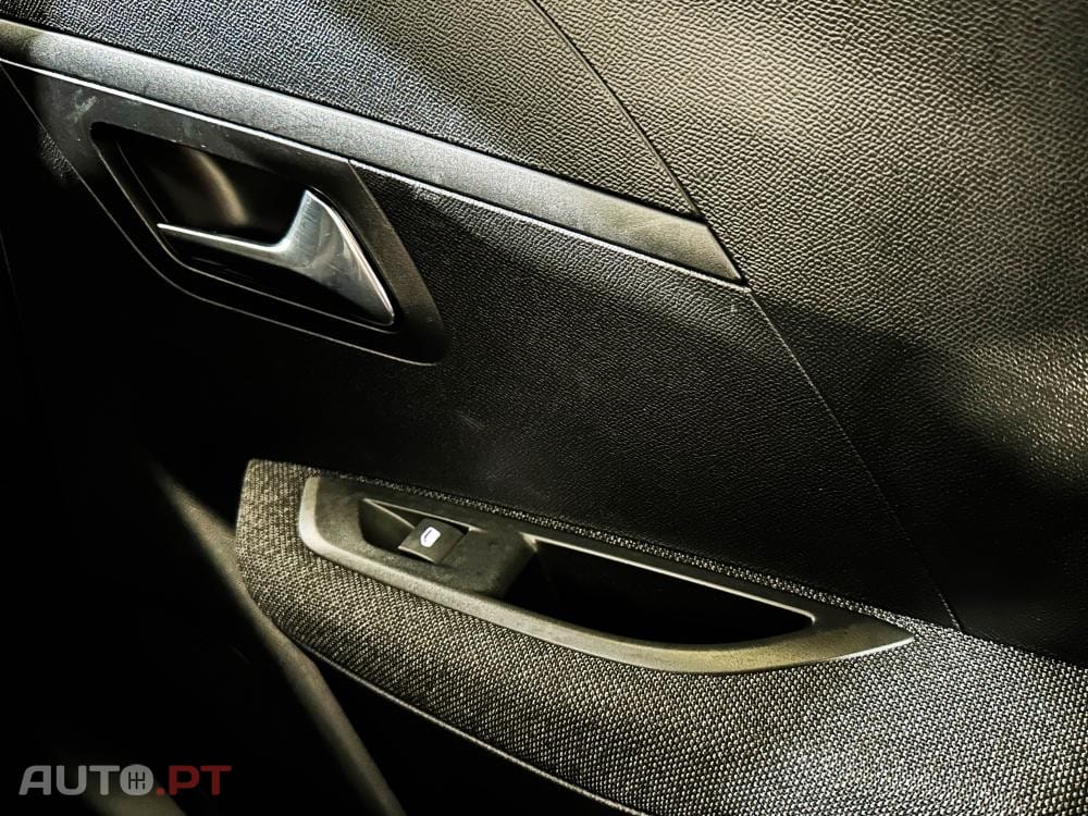 Peugeot E-208 50 kWh SE Style