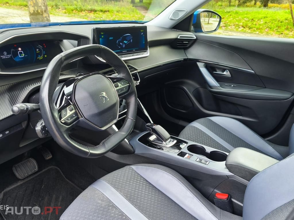 Peugeot E-2008 50 kWh Allure Pack