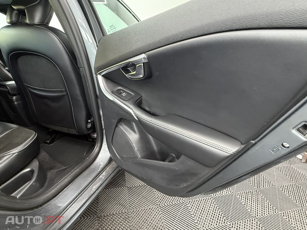 Volvo V40 2.0 D2 R-Design Momentum Geartronic