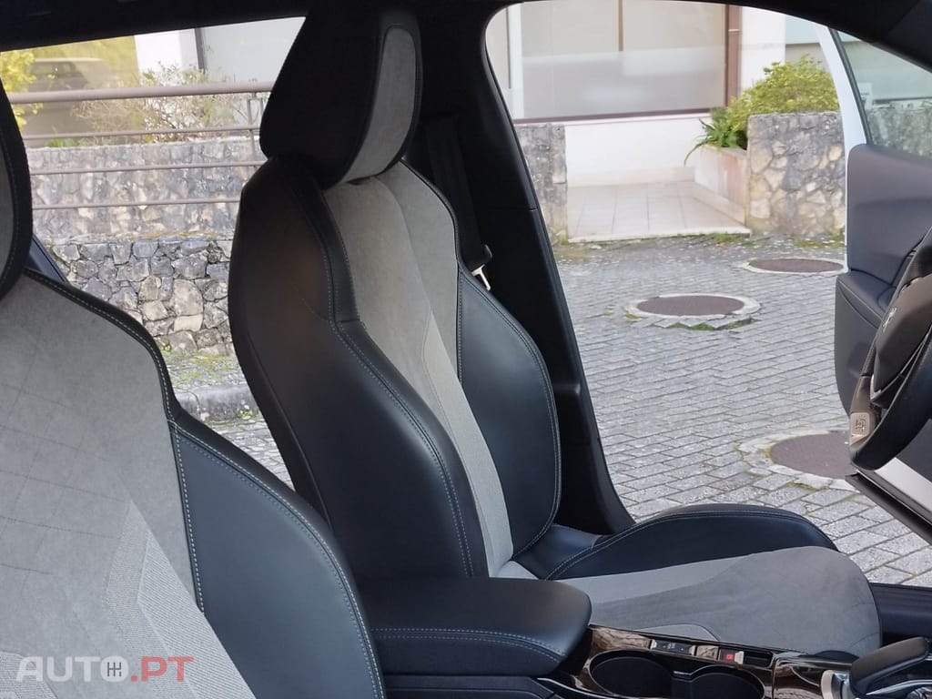 Peugeot E-2008 50 kWh GT