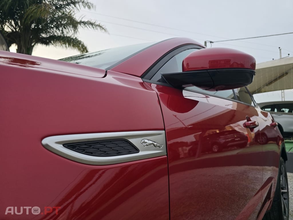 Jaguar E-Pace 1.5 P300e R-Dynamic SE AWD Aut.