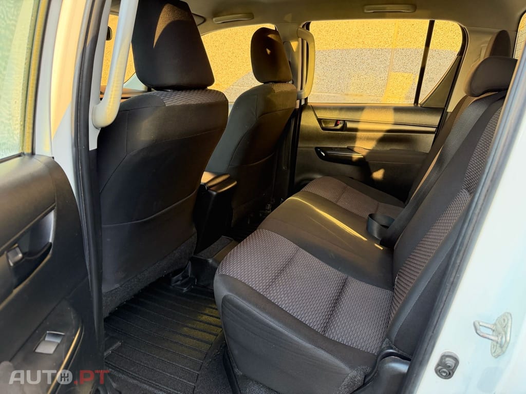 Toyota Hilux 2.4 D-4D 4WD CD Premium Edition