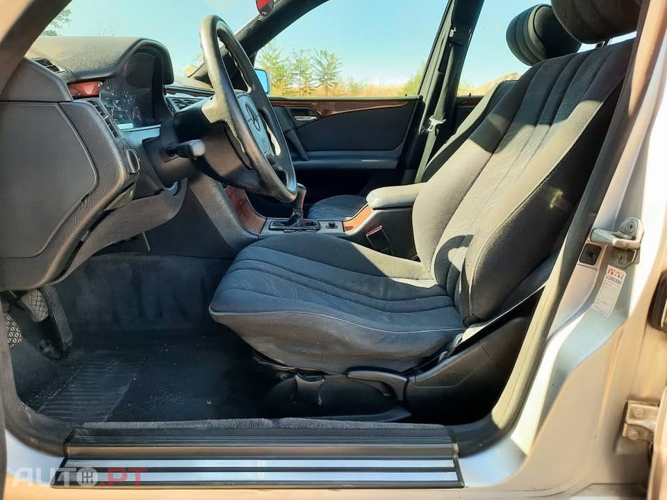 Mercedes-Benz E 220 Classic