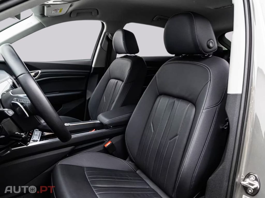 Audi Q8 E-Tron 55 S LINE BLACK 