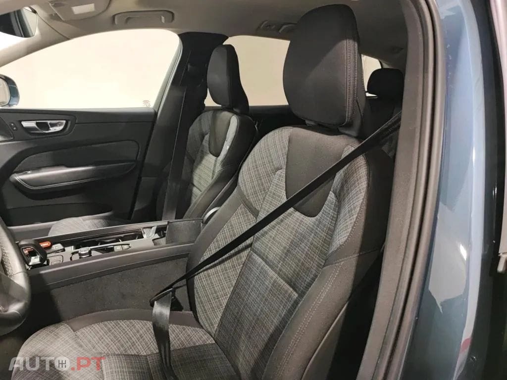 Volvo XC60 2.0 B4 Momentum Plus