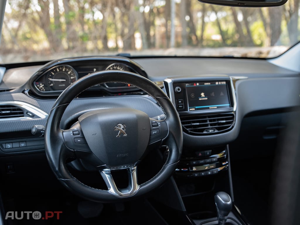Peugeot 2008 1.2 PureTech Allure EAT6