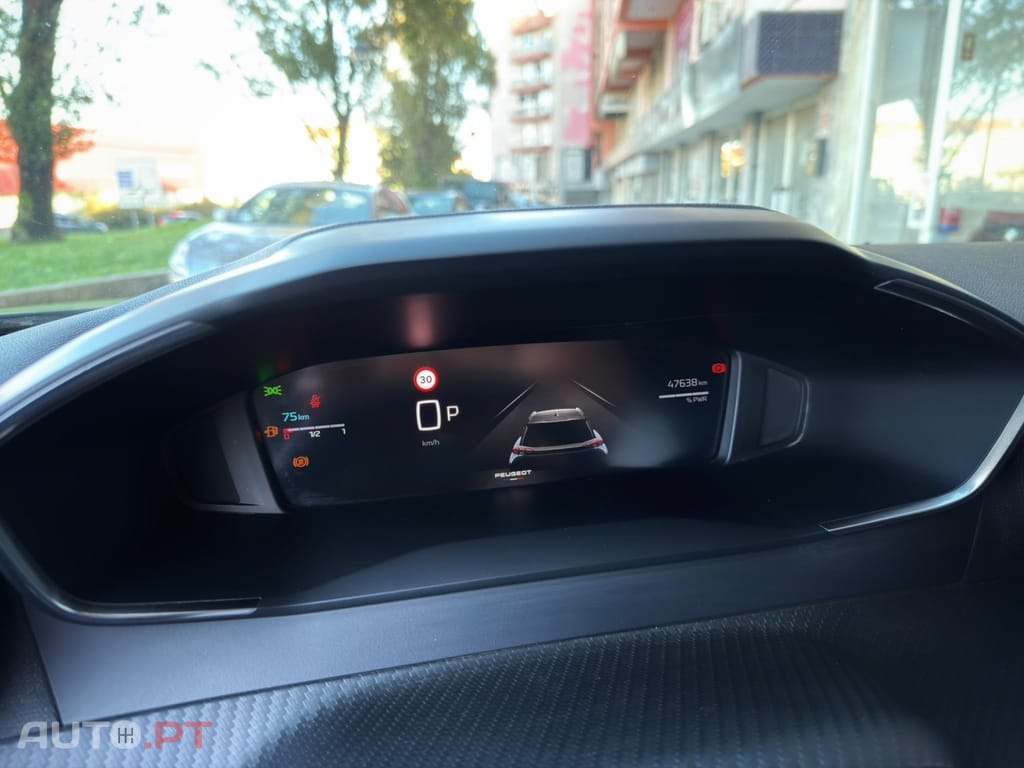 Peugeot 2008 1.2 Hybrid Allure e-DCS6