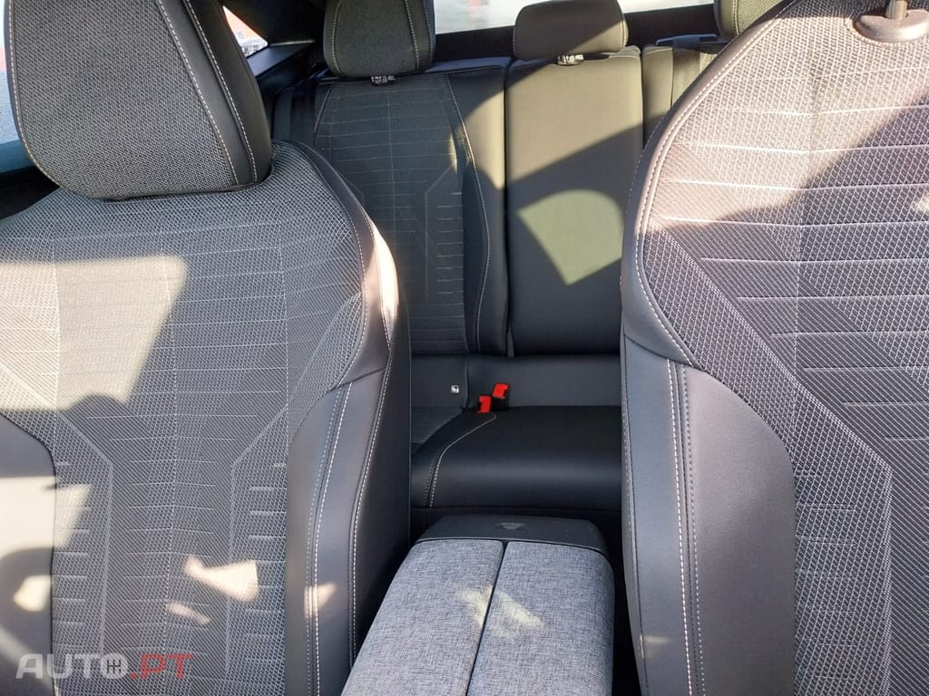 Peugeot E-3008 Allure 73kWh