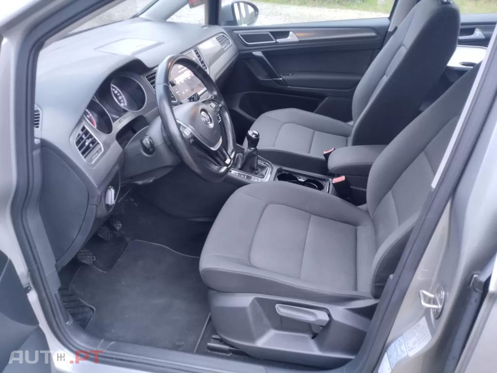 Volkswagen Golf 1.6 TDI Confortline — fotografia 20