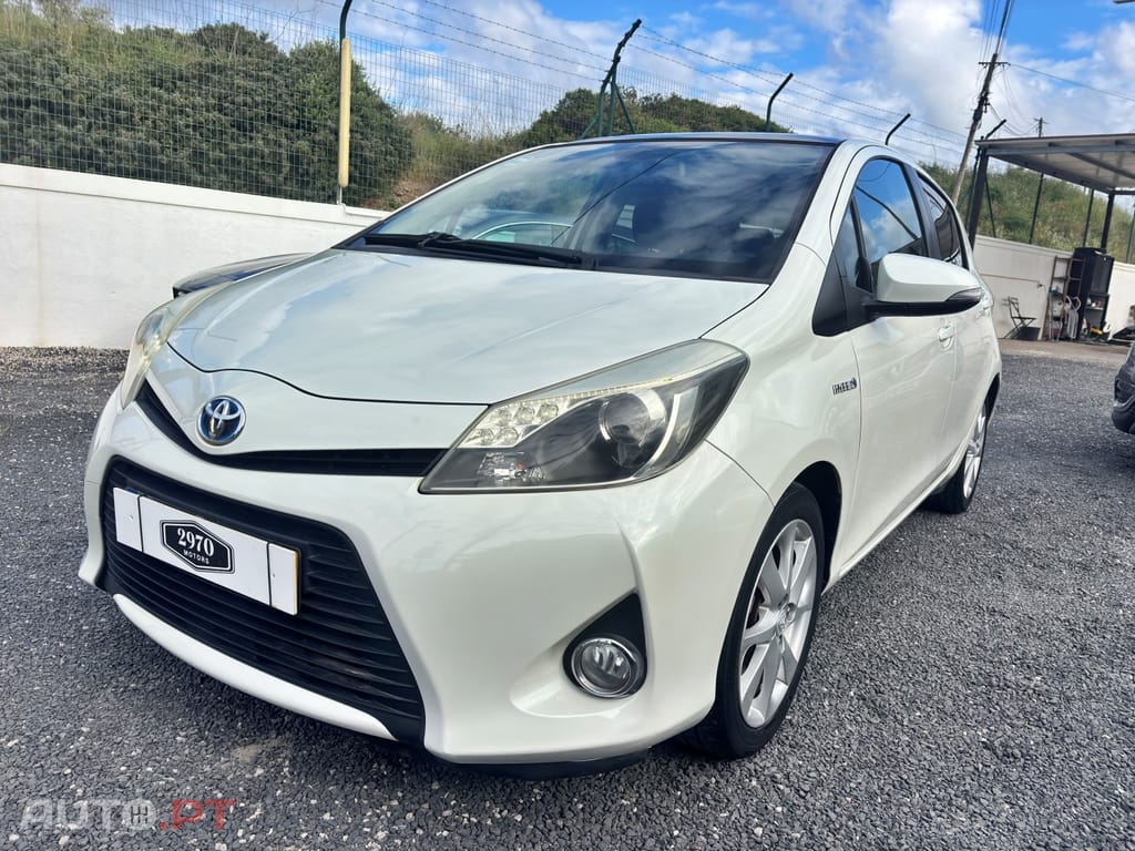 Toyota Yaris 1.5 HSD Square Collec.White