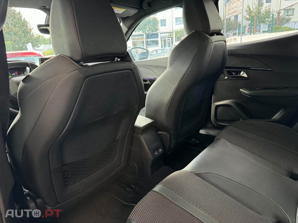 Peugeot 2008 1.2 PureTech GT EAT8