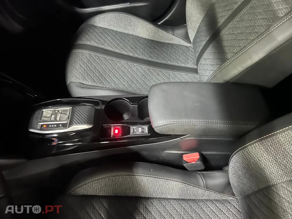 Peugeot 2008 1.2 Hybrid Allure e-DCS6