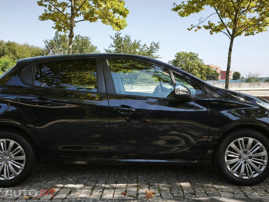 Peugeot 208 PureTech 82 Stop & Start Signature