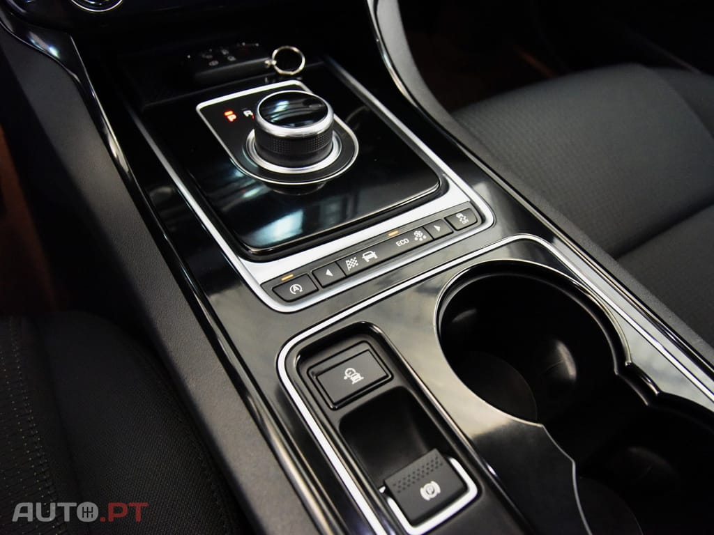 Jaguar XE 2.0 D Portfolio Aut.