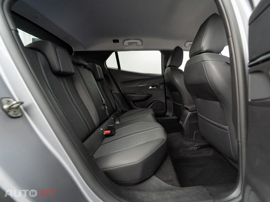 Peugeot E-2008 50 kWh Allure Pack