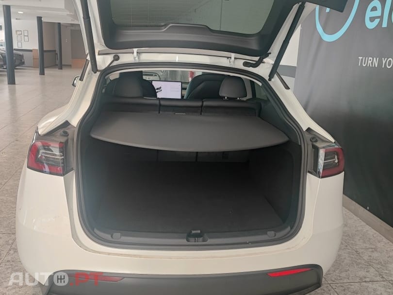 Tesla Model Y Long Range Dual Motor AWD — fotografia 6