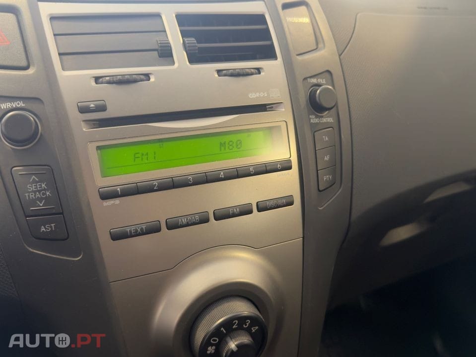 Toyota Yaris 1.4 D-4D Comfort+AC+VSC — fotografia 9