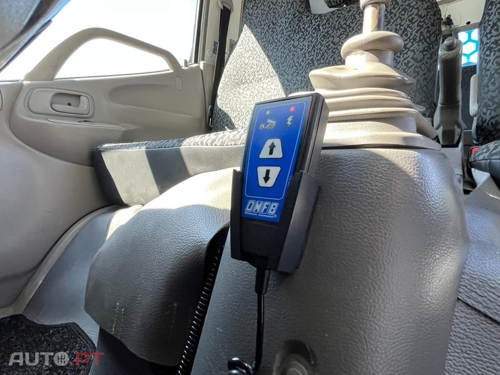 Toyota Dyna 3.0 D4D  6 LUGARES BASCULA