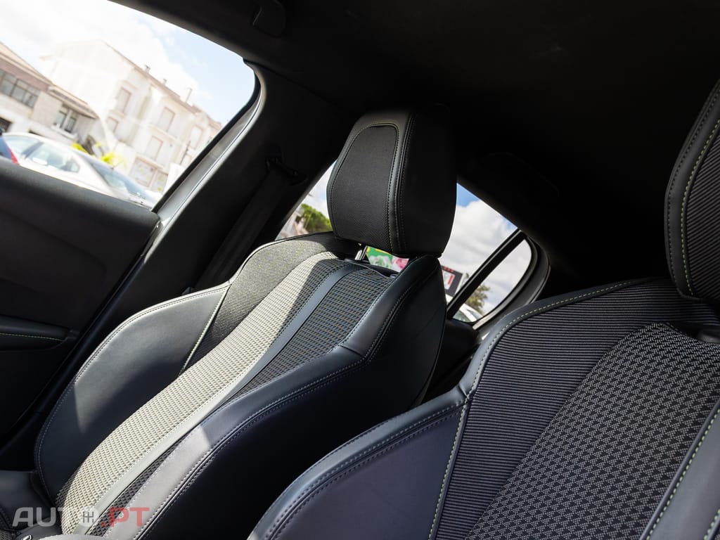 Peugeot 208 1.5 BlueHDi GT — fotografia 13