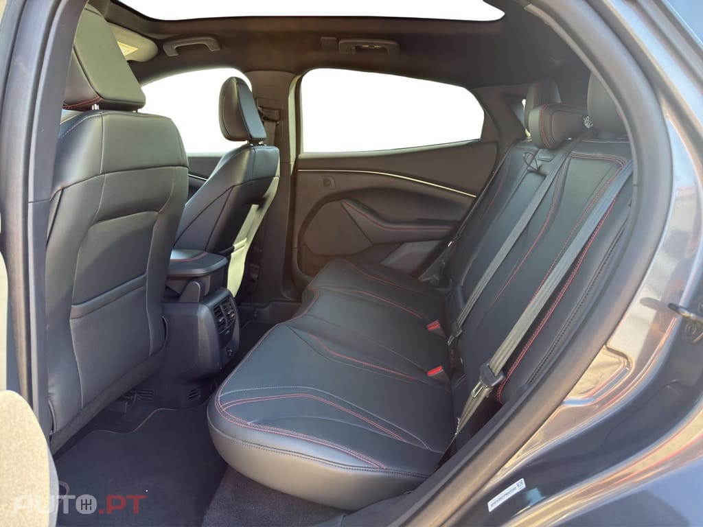 Ford Mustang Mach-E AWD PREMIUM