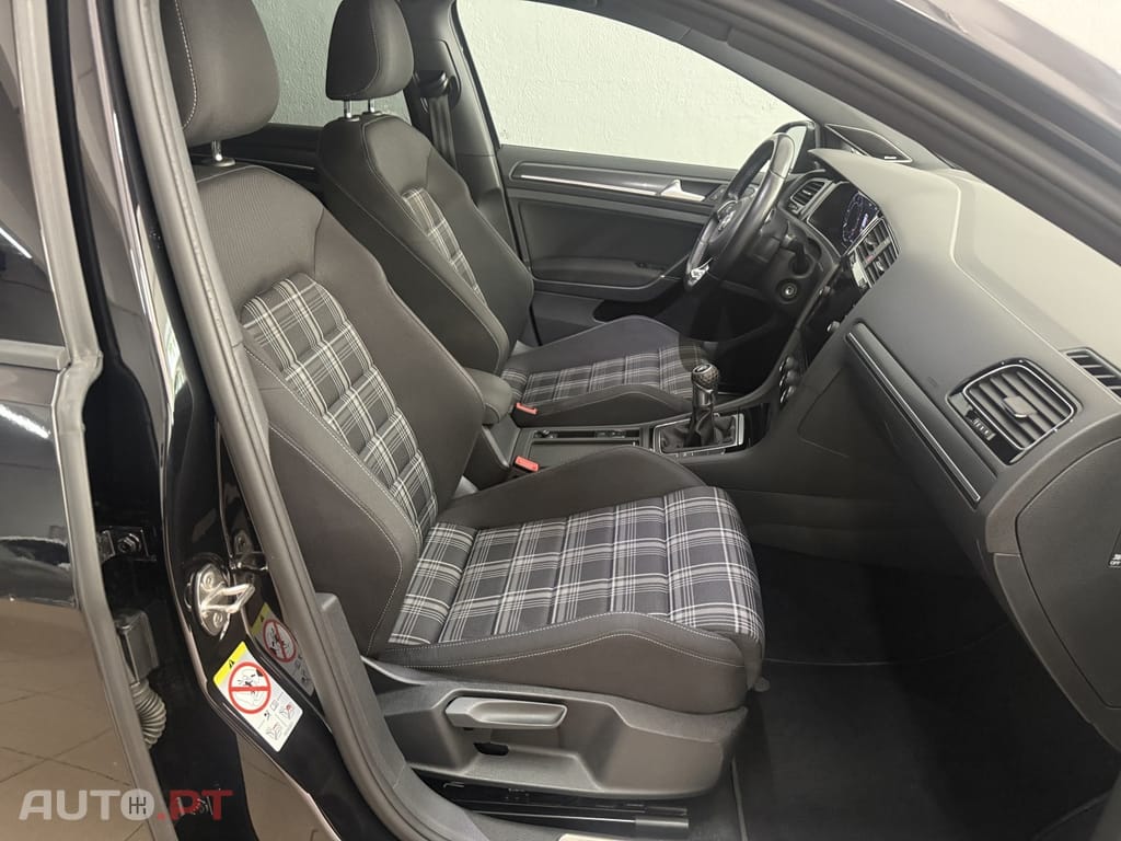 Volkswagen Golf 2.0 TDi GTD — fotografia 11