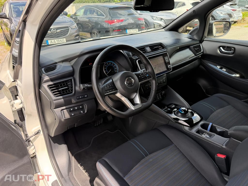 Nissan Leaf N-Connecta Two Tone