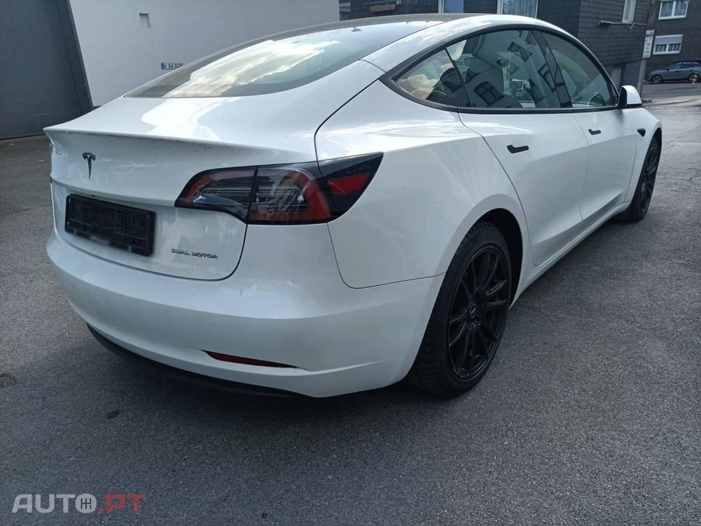 Tesla Model 3 Long Range AWD — fotografia 3