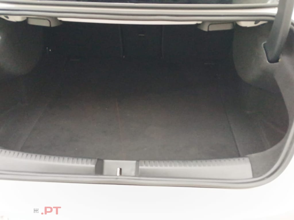 Mercedes-Benz CLA 180 Outro