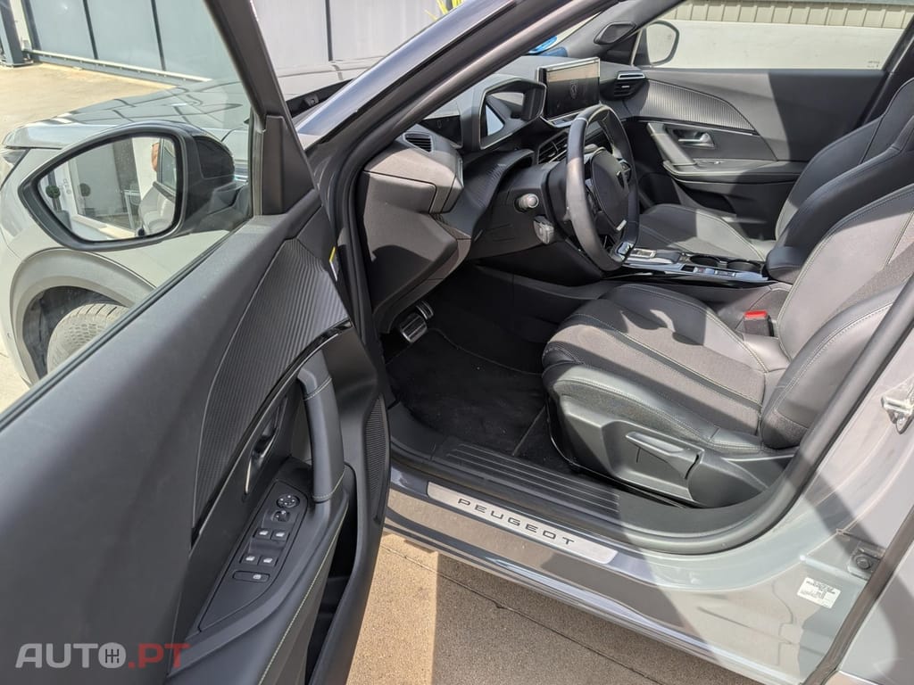 Peugeot E-2008 54 kWh GT