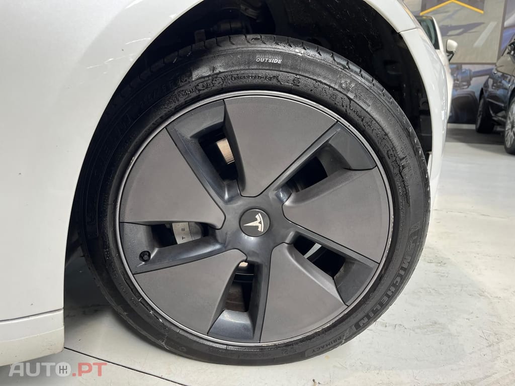 Tesla Model 3 Stander 