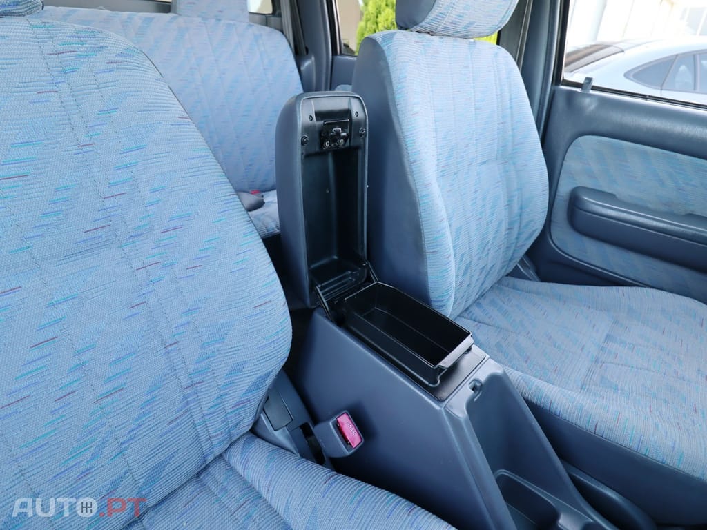 Toyota Hilux 2.4 TD LN165LSR Tracker